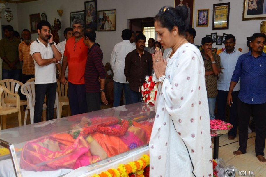 Celebrities-Pay-Homage-to-Vijaya-Nirmala-Garu